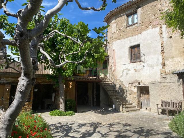 Casa en venta en Avellanes i Santa Linya Les. Casa en venta con jardín muy bonito y agradable en un pueblo tranquilo y limpio de la comarca de la Noguera. Casas Avellanes i Santa Linya.