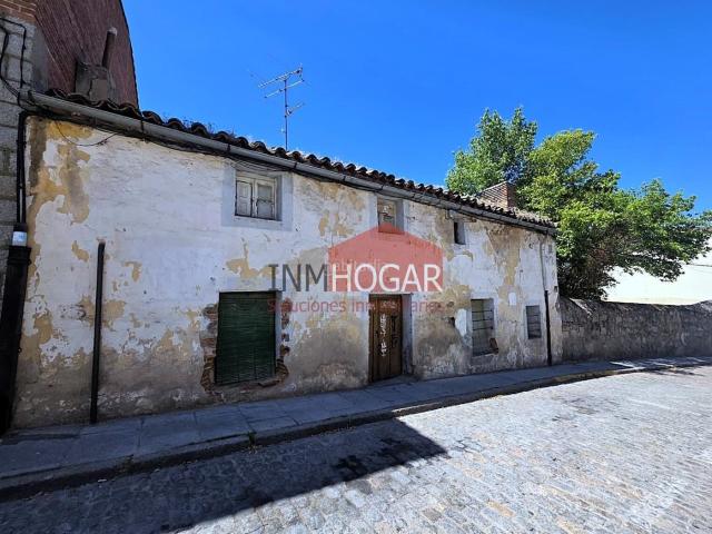 Casa en venta en Ávila, Murallas. Casa de dos plantas para reforma integral en Calle Vallespín. Casas.