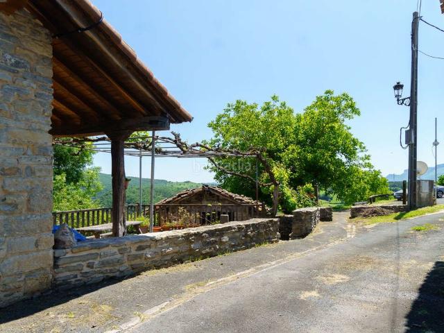 Casa en venta en Ayala Aiara. Casa rural en funcionamiento con vivienda independiente en un enclave natural privilegiado. Casas Ayala.