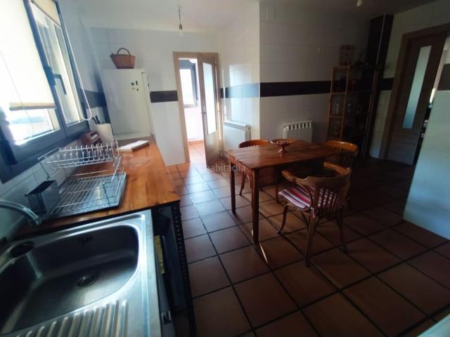 Casa en venta en Ayerbe. Casa muy soleada en una pequeña población ideal para quienes buscan tranquilidad y relax. Casas.