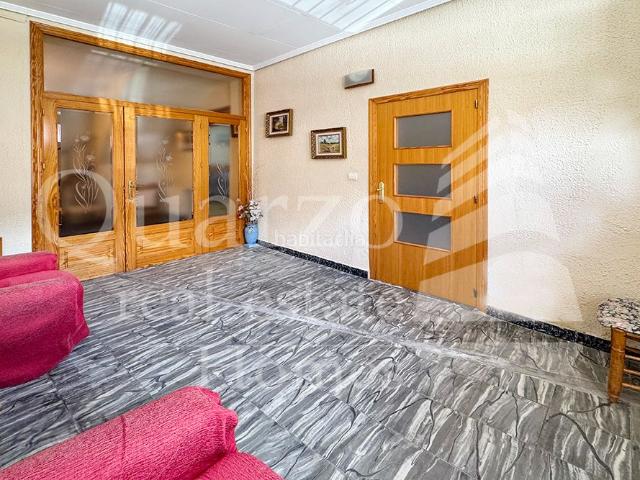 Casa en venta en Ayora. En venta amplia casa de pueblo con bodega, terraza y gran potencial en pleno centro de Ayora. Casas.