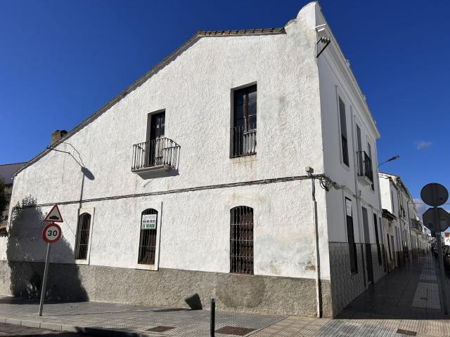 Casa en venta en Azuaga. CASA EN ESQUINA. Casas.