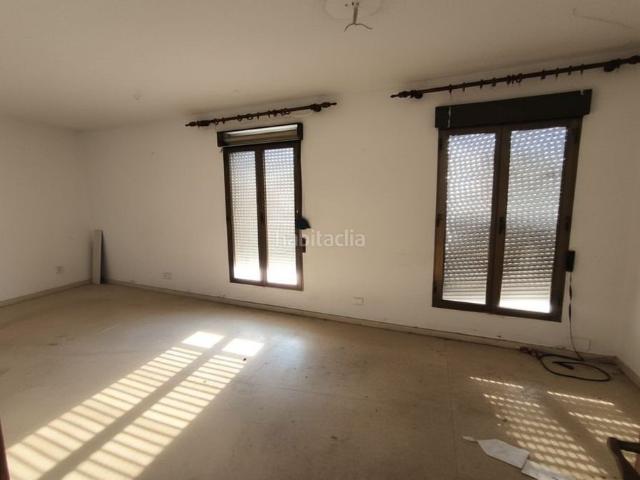 Casa en venta en Azuaga. DESCRIPCIÓN Vivienda unifamiliar en Azuaga. Vivienda unifamiliar adosada, situada en la Calle Dehesa Vieja, número 4, esquina con. Casas.