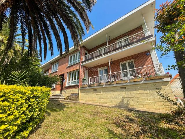 Casa en venta en Abanto y Ciérvana Abanto Zierbena. Vivienda independiente con 4 viviendas, gran terreno, jardín, piscina y zona chill out en Las Carreras, Abanto y Ciervena. Casas Abanto y Ciérvana.