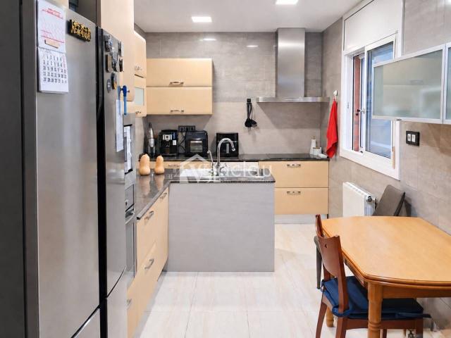 Casa en venta en Abrera. Casa con 777 m de parcela, pista de frontón y amplios espacios exteriores. Casas.