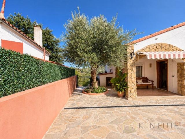 Casa en venta en Abrera. Casa con Gran Parcela, Vistas y Gran Potencial de Ampliación. Casas.