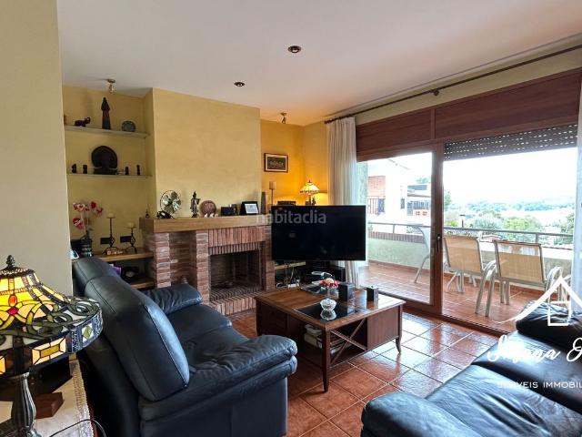 Casa en venta en Abrera. Elegante y acogedora casa en Abrera. Casas.