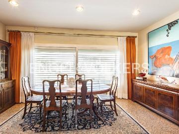 Casa en venta en Abrera. Elegancia con piscina y jardín privado en el pueblo de Abrera. Casas.