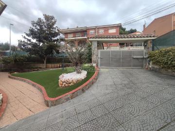 Casa en venta en Abrera. Preciosa casa con piscina. Casas.