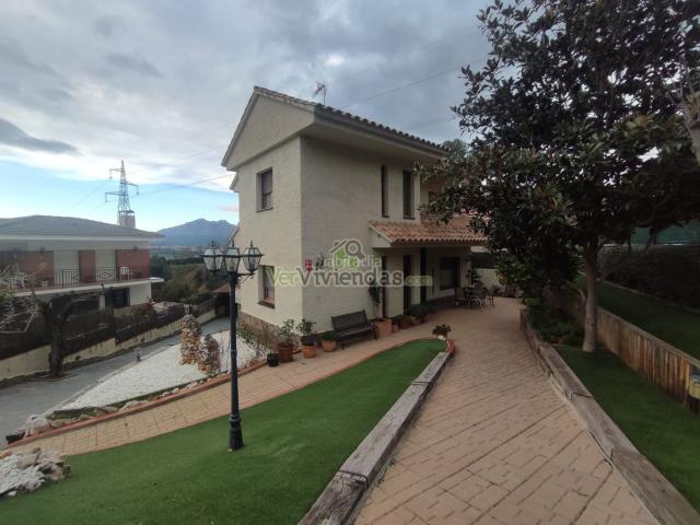 Casa en venta en Abrera. Preciosa casa con piscina. Casas.