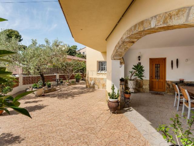 Casa en venta en Abrera. Preciosa casa independiente con 5 habitaciones y vistas a Montserrat. Casas.