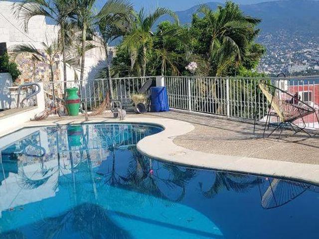 Casa en Venta en Acapulco con Vista al Mar, 6 Recámaras y Alberca | Zona Tradicional