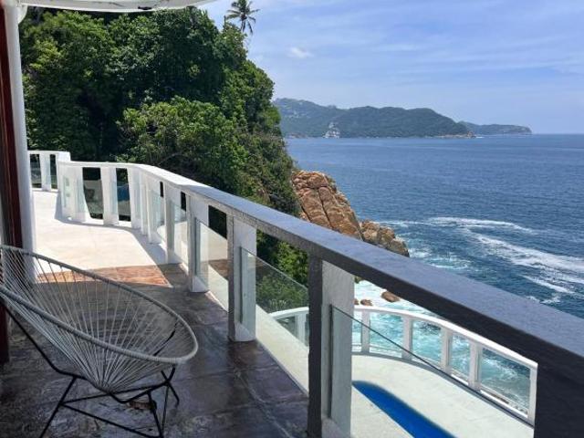 Casa en Venta en Acapulco Tradicional: Estilo Colonial y Vista a La Roqu 4