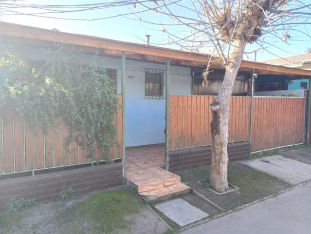 Casa en Venta en Acogedora casa en Maipú, 2 dormitorios + ampliación, patio y bodega y estacionamiento techado