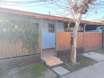Casa en Venta en Acogedora casa en Maipú, 2 dormitorios + ampliación, patio y bodega y estacionamiento techado