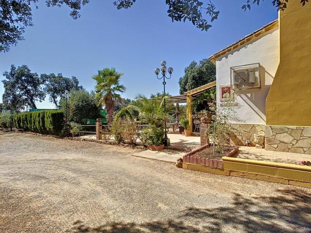 Casa en venta en Adamuz. FINCA RÚSTICA HIPOTECABLE CON CASA, PISCINA Y ZONA DEPORTIVA A SOLO 35KM DE CÓRDOBA!. Casas.