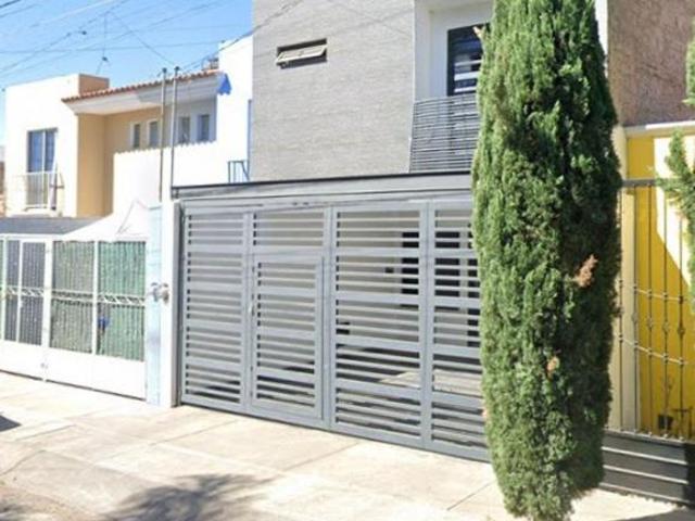 Casa en venta en Adalberto Navarro Sánchez, Unidad Habitacional Los Arrayanes, Guadalajara, Jalisco