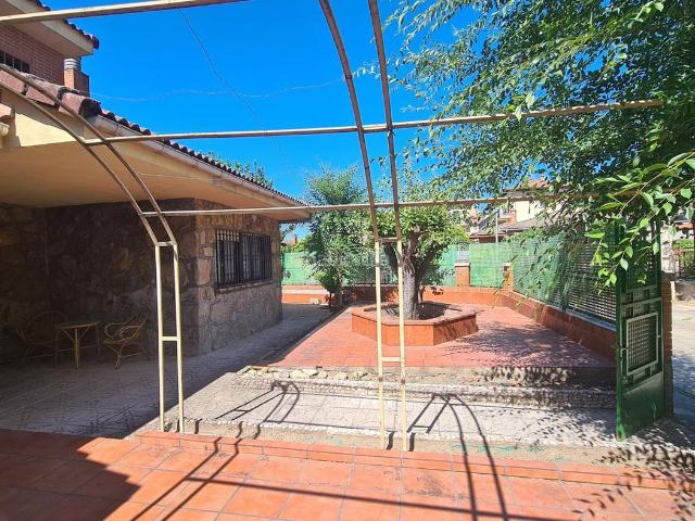 Casa en venta en Adrada La. Pareado Esquina Franquillo Habitación Planta Baja. Casas Adrada.