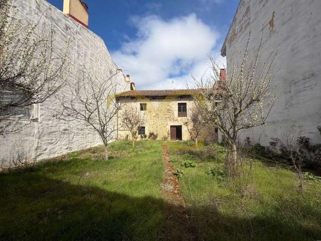 Casa en venta en Aguilar de Campoo. Singular casa de piedra en Aguilar de Campoo. Casas Aguilar de.