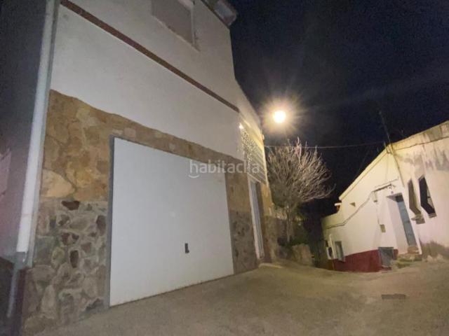 Casa en venta en Aguilón. Exclusiva casa unifamiliar con terraza y vistas privilegiadas en Aguilón. Casas.
