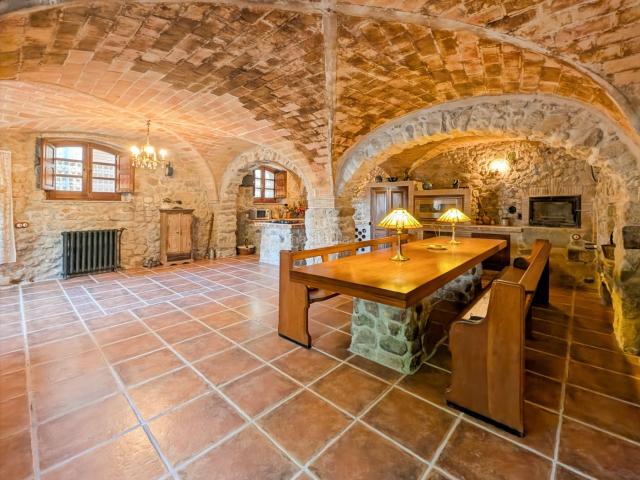 Casa en venta en Agullana. En el centro de Agullana, un pequeño pueblo de los Pirineos en la frontera francocatalana, esta casa de piedra de 1740 fue restaur. Casas.