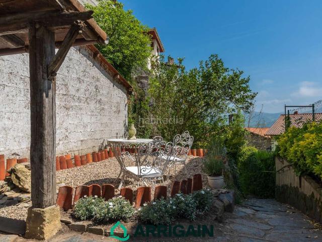Casa en venta en Aia. Casa en venta en Aia, junto a la iglesia, con jardín y terreno urbano. Casas.
