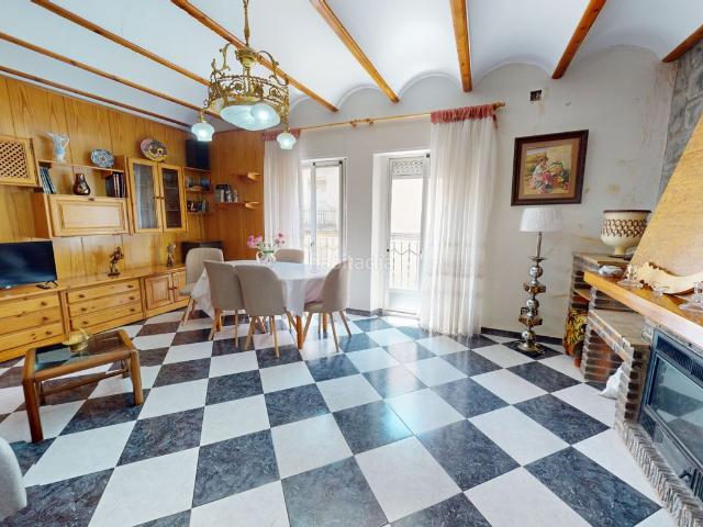 Casa en venta en Alcoi, Centre Zona Alta. ¡ESTUPENDA VIVIENDA DE TRES PLANTAS CON AMPLIOS ESPACIOS, GRAN SALA MULTIUSOS Y MÚLTIPLES POSIBILIDADES!. Casas.