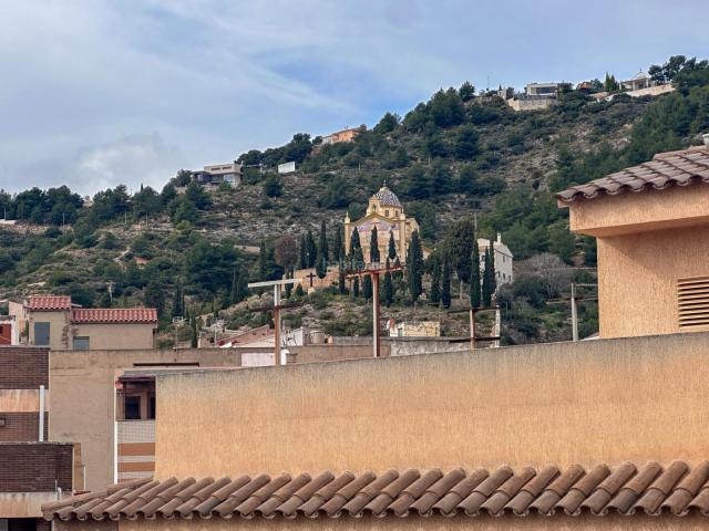 Casa en venta en Alcora l´. Gran casa o edificio en el corazón de Alcora con 12 dormitorios, 4 baños, 1 aseo, 2 cocinas y dos sótanos, ideal para familia nume. Casas Alcora.