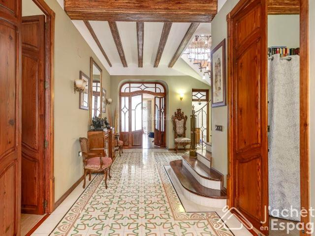 Casa en venta en Alcácer. Exclusiva Villa Señorial Reformada con Ascensor. Casas.