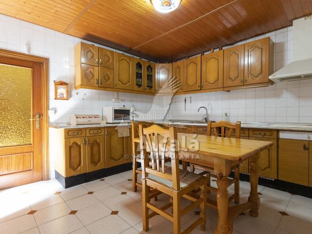 Casa en venta en Alcalá de Henares, Casco Histórico. Edificio de vivienda mas local en el casco histórico de Alcalá de Henares. Casas Alcalá de.