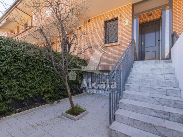 Casa en venta en Alcalá de Henares, Ciudad 10. Chalet adosado de 330 m en Ciudad 10 con garaje para 3 coches, buhardilla y jacuzzi. Casas Alcalá de.