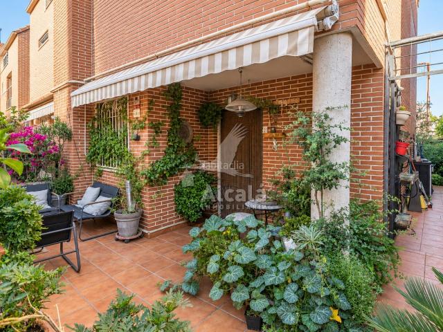 Casa en venta en Alcalá de Henares, La Garena. Estupendo Chalet Pareado en La Garena Alcalá de Henares con piscina comunitaria y 3 plazas de garaje. Casas Alcalá de.