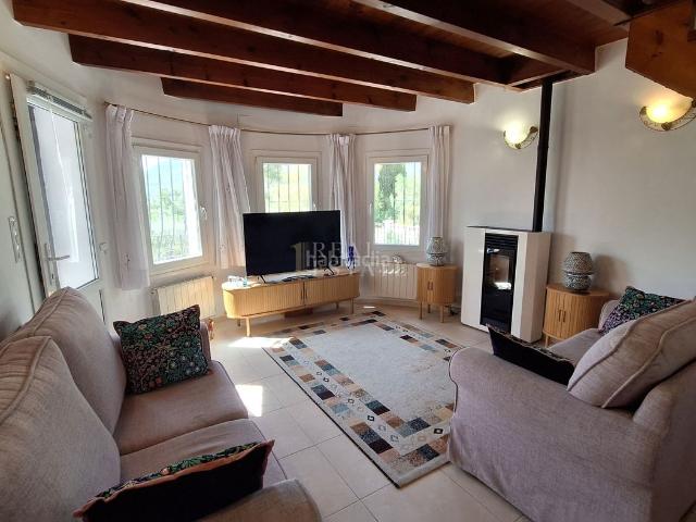 Casa en venta en Alcalalí. Al entrar en la villa, te recibe una acogedora zona de entrada que conduce al luminoso y espacioso alojamiento principal de estar. Casas.