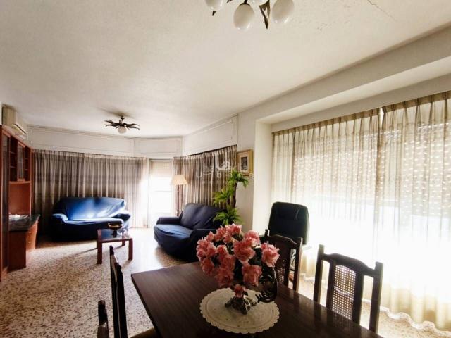 Casa en venta en Alcantarilla. Casa unifamiliar con garaje y local comercial en pleno centro de Alcantarilla. Casas.