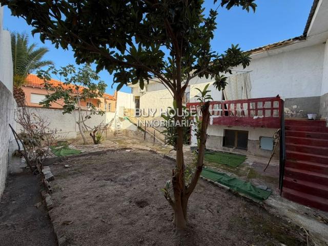 Casa en venta en Alameda de la Sagra. CASA BAJA DE UNA PLANTA CON GRAN PATIO Y AMPLIO SEMISÓTANO ALQUILER CON OPCIÓN A COMPRA. Casas Alameda de la.