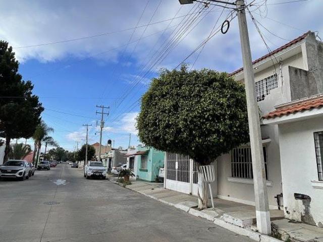 Casa en venta en Alamedas I, por salida a Mazatlán