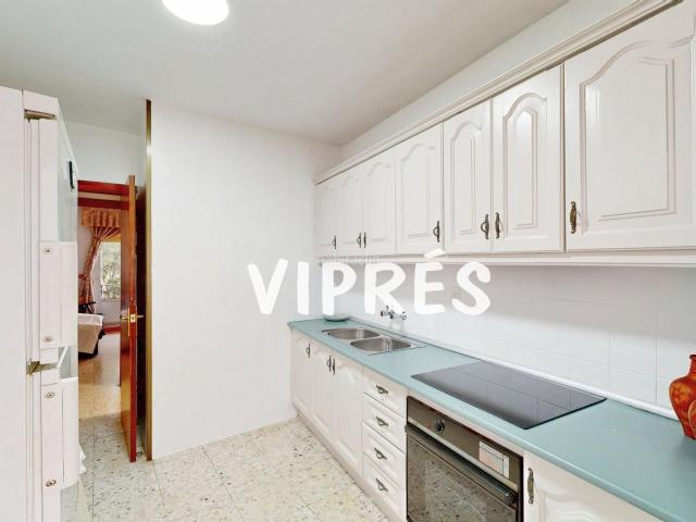 Casa en venta en Alange. Estupendo Edificio de dos plantas en venta al lado del Balneario de Alange!En planta baja dispone de garaje con puerta automátic. Casas.
