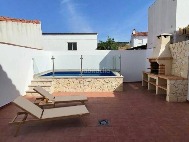 Casa en venta en Alanís. Estupenda casa adosada en Alanis con amplio patio!. Casas.