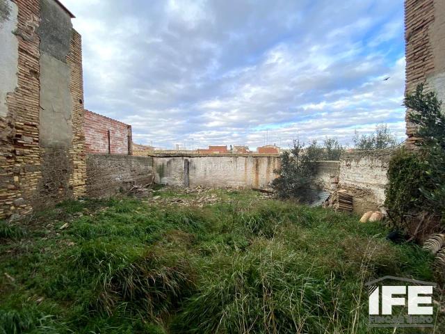 Casa en venta en Alagón. Una vivienda con historia y mil formas de reinventarse en el corazón de Alagón. Casas.