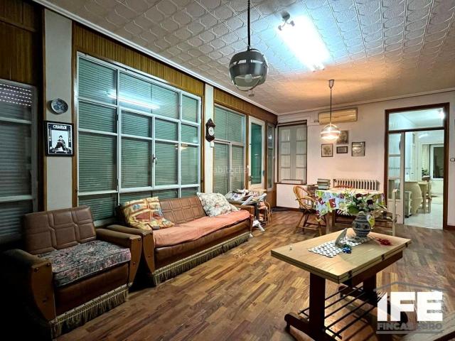 Casa en venta en Alagón. Casa con jardín y apartamentos independientes en Alagón. Casas.