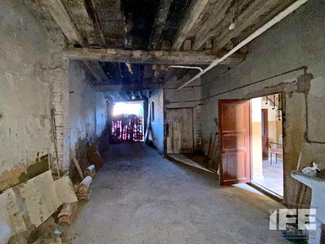Casa en venta en Alagón. Gran casa de pueblo con acceso a dos calles en el centro histórico de Alagón. Casas.