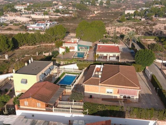 Casa en venta en Albatera. ÂCasa Ãºnica en Albatera con 3 viviendas en un mismo terreno!Descubre esta espectacular propiedad en Albatera, compuesta por una c. Casas.