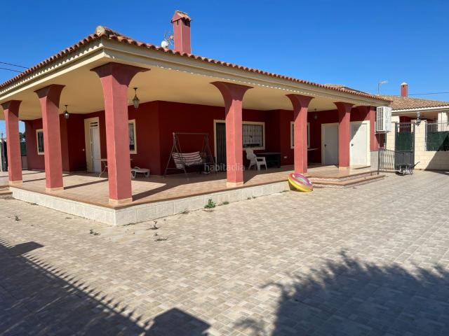 Casa en venta en Albatera. Descubre esta villa independiente en venta en Albatera, una propiedad que combina amplitud, privacidad y naturaleza en un entorno. Casas.