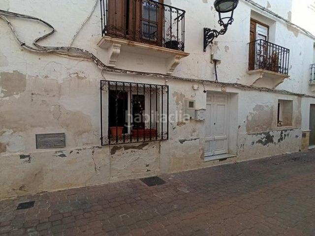Casa en venta en Albánchez. Casa para rehabilitar, de varias plantas con 2 dormitorios a la venta en el centro de Albanchez, en Almería. Vivienda distribuida. Casas.