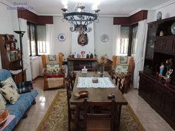 Casa en venta en Albelda de Iregua. Casa de Campo Preciosa en Albelda de Iregua con terreno y piscina. Casas Albelda de.