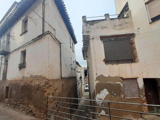 Casa en venta en Alberite. ALBERITE casa en venta de 300m2, ideal para inversión. 3 plantas, local almacén. 6 habitaciones, 2 baños, 2 cocinas. Ubicada en. Casas.
