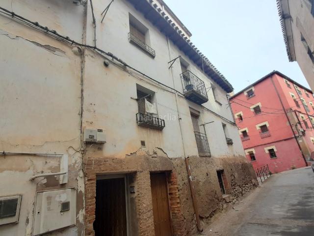 Casa en venta en Alberite. ALBERITE casa en venta de 300m2, ideal para inversión. 3 plantas, local almacén. 6 habitaciones, 2 baños, 2 cocinas. Ubicada en. Casas.