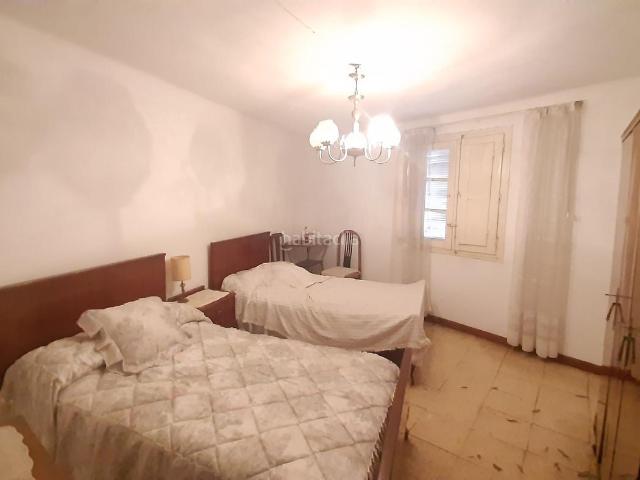 Casa en venta en Alberite. ALBERITE casa en venta de 300m2, ideal para inversión. 3 plantas, local almacén. 6 habitaciones, 2 baños, 2 cocinas. Ubicada en. Casas.