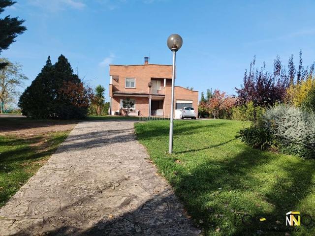 Casa en venta en Alberite. Casa independiente con gran parcela en Alberite. Casas.