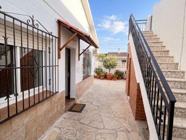 Casa en venta en Albinyana. Estupenda casa independiente en una sola planta con instalaciones ecuestres. Casas.